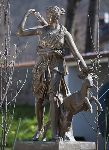 Statue en fonte de Diane (aujourd'hui dans la cour de l'école). © Région Bourgogne-Franche-Comté, Inventaire du patrimoine