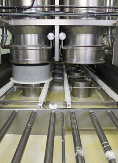 Fabrication du comté : installation de soutirage (cloches et moule). © Région Bourgogne-Franche-Comté, Inventaire du patrimoine