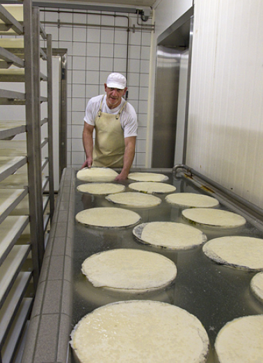 Fabrication du morbier : trempage des meules dans la saumure. © Région Bourgogne-Franche-Comté, Inventaire du patrimoine