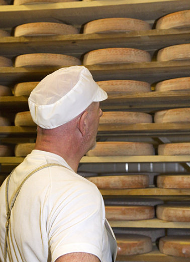 Fabrication du morbier : cave d'affinage, avec le fromager. © Région Bourgogne-Franche-Comté, Inventaire du patrimoine
