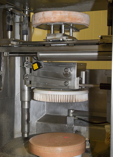 Fabrication du morbier : zone de travail du robot de soins, avec deux meules en place. © Région Bourgogne-Franche-Comté, Inventaire du patrimoine