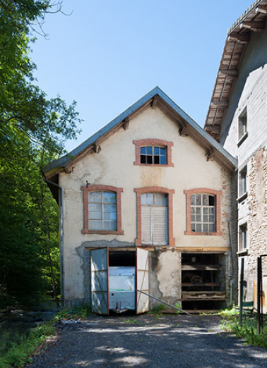 Pignon est de l'atelier de quincaillerie. La turbine est visible à droite, à l'étage de soubassement. © Région Bourgogne-Franche-Comté, Inventaire du patrimoine