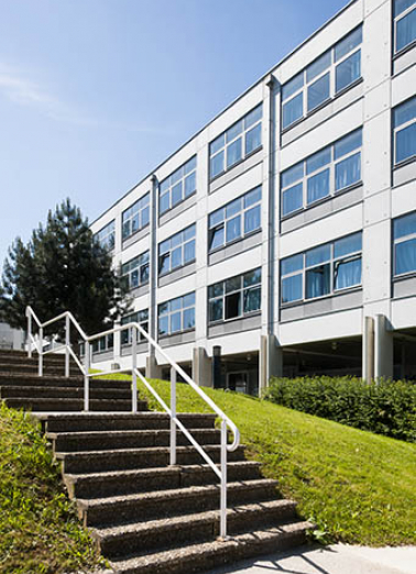 Détail de la façade postérieure est du bâtiment d'enseignement professionnel. © Région Bourgogne-Franche-Comté, Inventaire du patrimoine Détail de la façade postérieure est du bâtiment d'enseignement professionnel. © Région Bourgogne-Franche-Comté, Inventaire du patrimoine