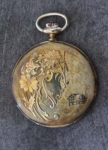 Exemple de boîte de montre de poche : décor floral et chalet. © Région Bourgogne-Franche-Comté, Inventaire du patrimoine