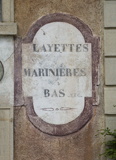 Usine : inscription, côté droit de la façade antérieure. © Région Bourgogne-Franche-Comté, Inventaire du patrimoine Usine : inscription, côté droit de la façade antérieure. © Région Bourgogne-Franche-Comté, Inventaire du patrimoine