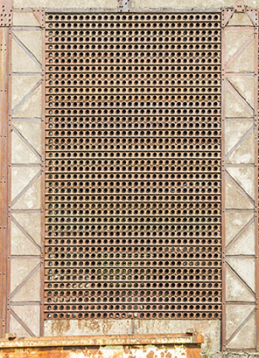 Site rue du Jura : plaque de désensablement fermant l'entrepôt industriel. © Région Bourgogne-Franche-Comté, Inventaire du patrimoine Site rue du Jura : plaque de désensablement fermant l'entrepôt industriel. © Région Bourgogne-Franche-Comté, Inventaire du patrimoine