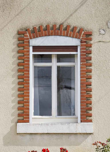 Maison, façade antérieure : fenêtre à encadrement en briques et arc segmentaire. © Région Bourgogne-Franche-Comté, Inventaire du patrimoine