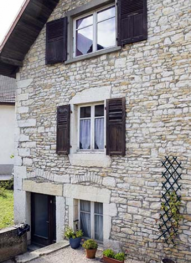Maison, façade antérieure : accès à l'étage de soubassement. © Région Bourgogne-Franche-Comté, Inventaire du patrimoine
