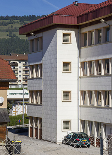 Usine : façade latérale droite et extrémité du corps principal. © Région Bourgogne-Franche-Comté, Inventaire du patrimoine Usine : façade latérale droite et extrémité du corps principal. © Région Bourgogne-Franche-Comté, Inventaire du patrimoine