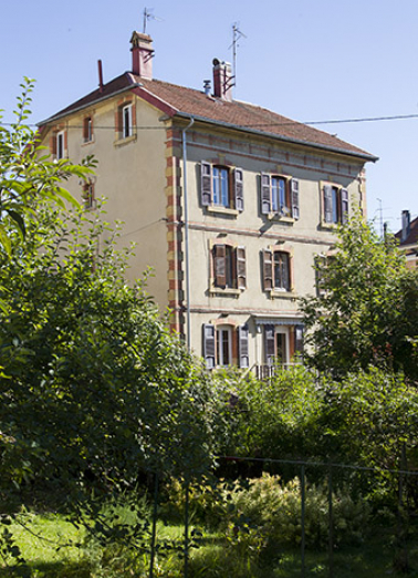 Façade postérieure, de trois quarts gauche. © Région Bourgogne-Franche-Comté, Inventaire du patrimoine