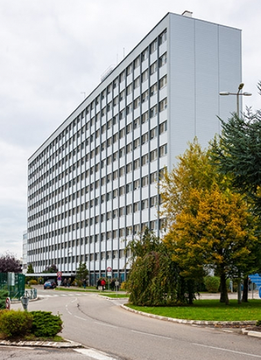 Centre de recherche (Building Ouest) depuis l'entrée. © Région Bourgogne-Franche-Comté, Inventaire du patrimoine Centre de recherche (Building Ouest) depuis l'entrée. © Région Bourgogne-Franche-Comté, Inventaire du patrimoine