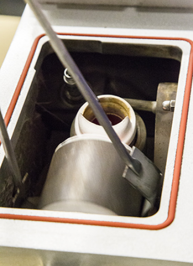 Fonte à la cire perdue : sortie du moule hors du four. © Région Bourgogne-Franche-Comté, Inventaire du patrimoine