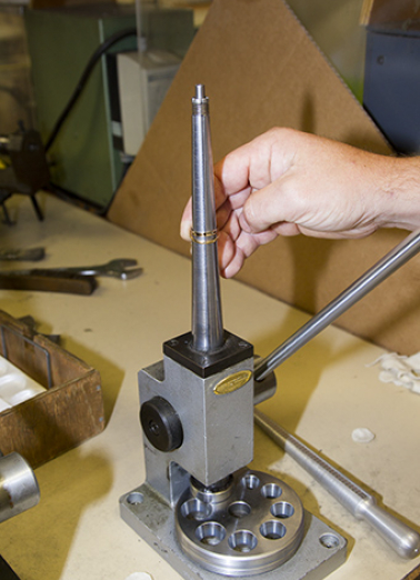 Usinage : montage mécanique de deux rondelles. © Région Bourgogne-Franche-Comté, Inventaire du patrimoine