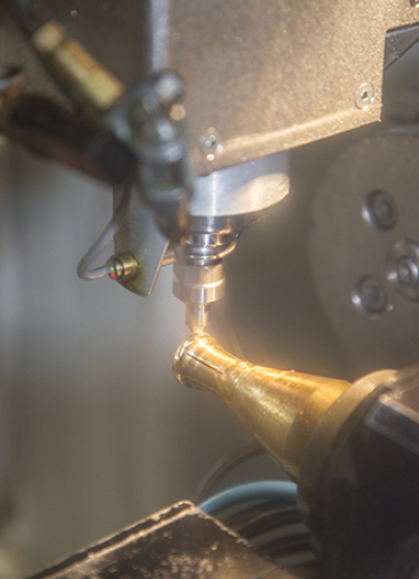 Usinage : facettage via la module de droite de la machine. © Région Bourgogne-Franche-Comté, Inventaire du patrimoine