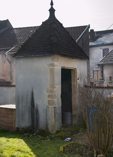 Edicule adossé au mur d'enclos côté rue Pascal. © Région Bourgogne-Franche-Comté, Inventaire du patrimoine Edicule adossé au mur d'enclos côté rue Pascal. © Région Bourgogne-Franche-Comté, Inventaire du patrimoine