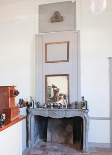 Cheminée en marbre située dans la pièce la plus au sud de l'aile ouest © Région Bourgogne-Franche-Comté, Inventaire du patrimoine