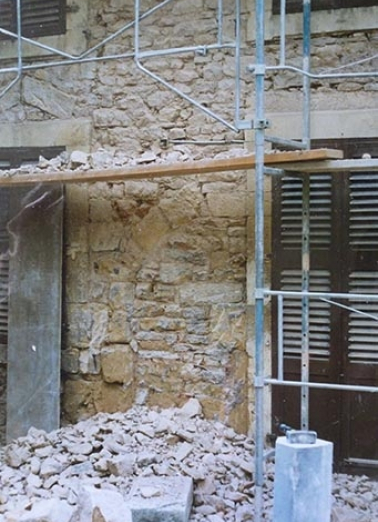 [Recrépissage de la façade antérieure : anciens linteaux du rez-de-chaussée], 1996. © Région Bourgogne-Franche-Comté, Inventaire du patrimoine