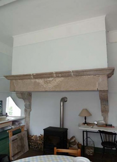 Cheminée de l'une des salles (ouest) du rez-de-chaussée  © Région Bourgogne-Franche-Comté, Inventaire du patrimoine