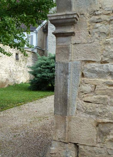 Détail de l'un des piédroits de la porte cochère © Région Bourgogne-Franche-Comté, Inventaire du patrimoine Détail de l'un des piédroits de la porte cochère © Région Bourgogne-Franche-Comté, Inventaire du patrimoine