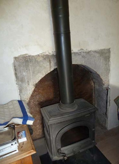 Le poële, vue du revers de la cheminée du rez-de-chaussée © Région Bourgogne-Franche-Comté, Inventaire du patrimoine Le poële, vue du revers de la cheminée du rez-de-chaussée © Région Bourgogne-Franche-Comté, Inventaire du patrimoine