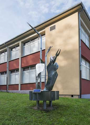 Sculpture de Noël Thomann à l'angle nord-est de la barre nord de l'externat. © Région Bourgogne-Franche-Comté, Inventaire du patrimoine
