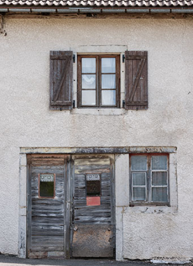 Ferme : porte et fenêtres sur la face latérale gauche. © Région Bourgogne-Franche-Comté, Inventaire du patrimoine