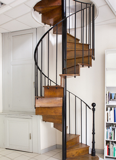 Entrepôt, rez-de-chaussée : escalier en vis pour l'accès à l'étage. © Région Bourgogne-Franche-Comté, Inventaire du patrimoine Entrepôt, rez-de-chaussée : escalier en vis pour l'accès à l'étage. © Région Bourgogne-Franche-Comté, Inventaire du patrimoine