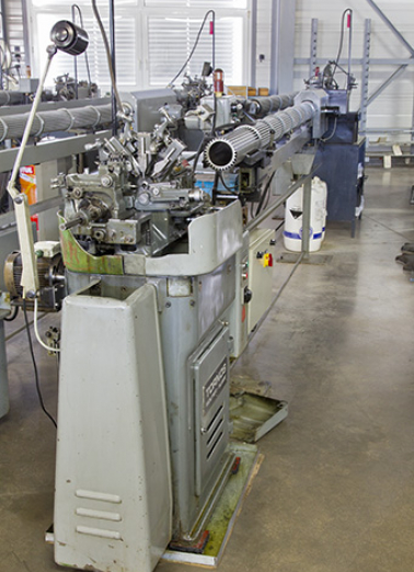 Machine à décolleter Tornos et son ravitaillleur. © Région Bourgogne-Franche-Comté, Inventaire du patrimoine Machine à décolleter Tornos et son ravitaillleur. © Région Bourgogne-Franche-Comté, Inventaire du patrimoine
