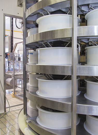 Fabrication : pressage des comtés. © Région Bourgogne-Franche-Comté, Inventaire du patrimoine