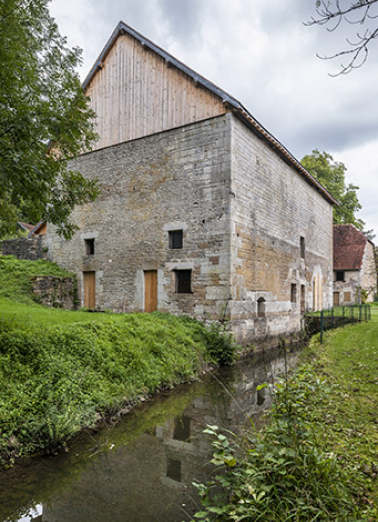 Canal de fuite longeant la façade sud du bâtiment du haut fourneau. © Région Bourgogne-Franche-Comté, Inventaire du patrimoine