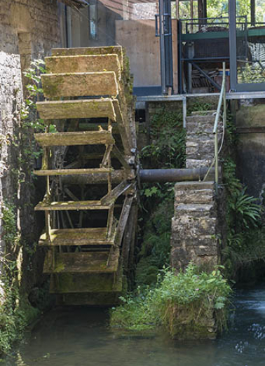 La roue hydraulique en-dessous. © Région Bourgogne-Franche-Comté, Inventaire du patrimoine