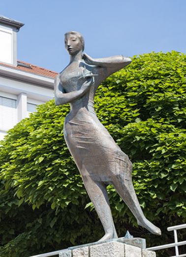 Sculpture de Georges Oudot intitulée La messagère de l'esprit, dite "Simone", dite Mlle Félix, vue de trois quart est. © Région Bourgogne-Franche-Comté, Inventaire du patrimoine