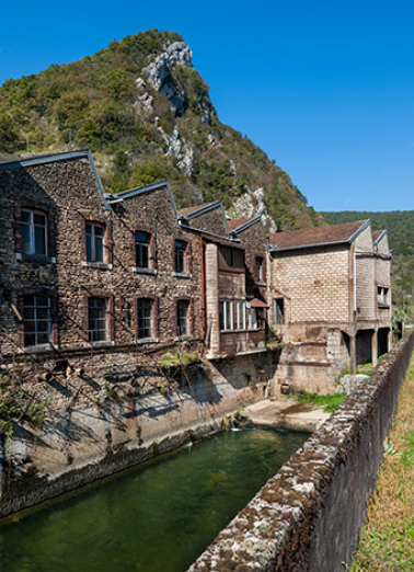 Façade est des ateliers et bâtiment d'eau (turbine). © Région Bourgogne-Franche-Comté, Inventaire du patrimoine