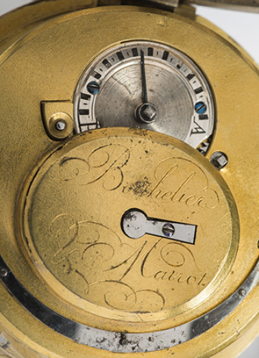 Noms Bouhelier et Mairot gravés sur le coq. © Région Bourgogne-Franche-Comté, Inventaire du patrimoine