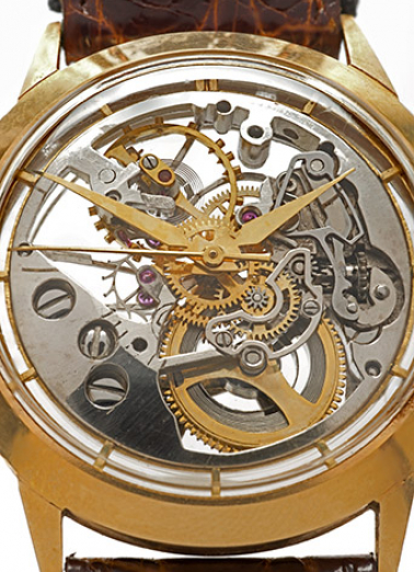 Face supérieure, de trois quarts (le remontoir est à droite). © Région Bourgogne-Franche-Comté, Inventaire du patrimoine