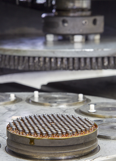 Atelier de polissage : plot monté sur une machine à polir à brosse. © Région Bourgogne-Franche-Comté, Inventaire du patrimoine