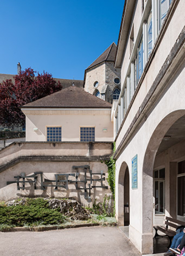 Idéogramme : sculpture au titre du 1% artistique, vue d'ensemble.  © Région Bourgogne-Franche-Comté, Inventaire du patrimoine  Idéogramme : sculpture au titre du 1% artistique, vue d'ensemble.  © Région Bourgogne-Franche-Comté, Inventaire du patrimoine