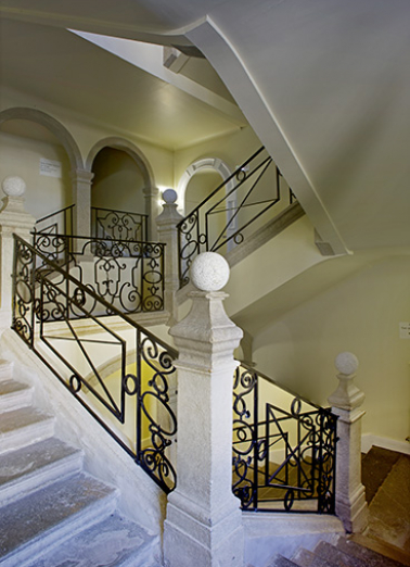 Escalier monumental rampe sur rampe dans l'aile Sud des jacobins faisant la jonction celle de l'Ouest. © Région Bourgogne-Franche-Comté, Inventaire du patrimoine