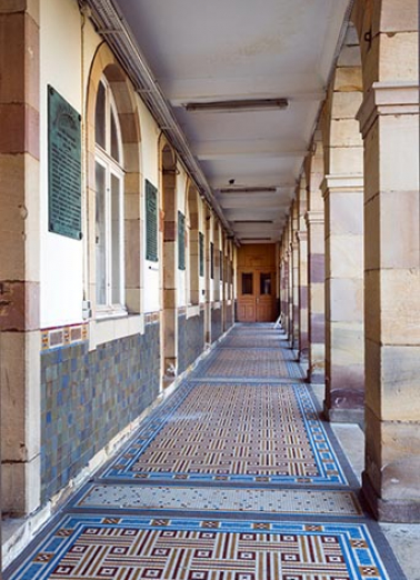 Lycée Condorcet : sous les arcades du corps central du grand lycée. © Région Bourgogne-Franche-Comté, Inventaire du patrimoine