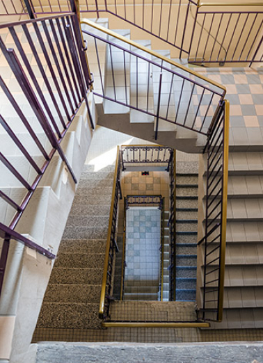 Escalier principal du bâtiment central du grand lycée. © Région Bourgogne-Franche-Comté, Inventaire du patrimoine