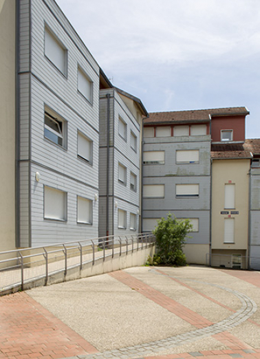 Détail de l'extrémité sud de la cour, bordée par l'internat. © Région Bourgogne-Franche-Comté, Inventaire du patrimoine