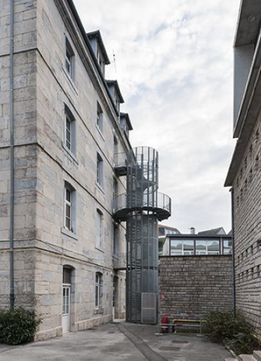 Escalier de distribution extérieur du pavillon est. © Région Bourgogne-Franche-Comté, Inventaire du patrimoine