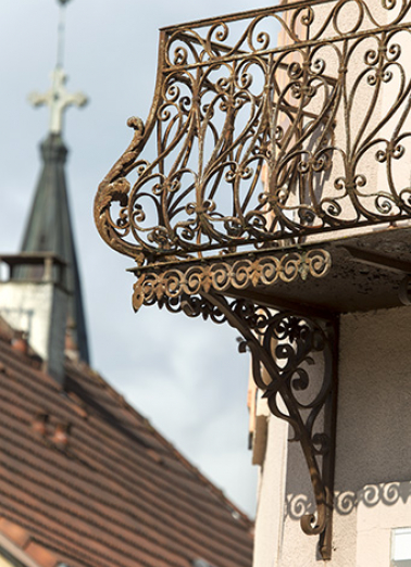 Balcon sur le pan coupé (détail). © Région Bourgogne-Franche-Comté, Inventaire du patrimoine Balcon sur le pan coupé (détail). © Région Bourgogne-Franche-Comté, Inventaire du patrimoine