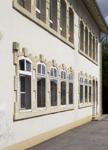 Façade antérieure : fenêtres multiples vues en enfilade. © Région Bourgogne-Franche-Comté, Inventaire du patrimoine Façade antérieure : fenêtres multiples vues en enfilade. © Région Bourgogne-Franche-Comté, Inventaire du patrimoine