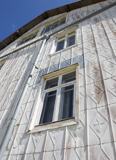 Façade latérale droite : fenêtres vues en contre-plongée. © Région Bourgogne-Franche-Comté, Inventaire du patrimoine Façade latérale droite : fenêtres vues en contre-plongée. © Région Bourgogne-Franche-Comté, Inventaire du patrimoine