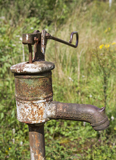 Pompe à eau : nom du fabricant (V. Renaud). © Région Bourgogne-Franche-Comté, Inventaire du patrimoine