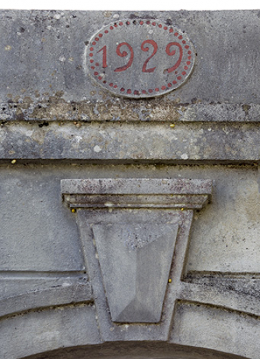 Portail : date et clé de voûte. © Région Bourgogne-Franche-Comté, Inventaire du patrimoine Portail : date et clé de voûte. © Région Bourgogne-Franche-Comté, Inventaire du patrimoine