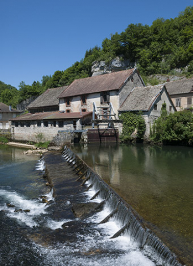 Vue d'ensemble depuis la tête amont du barrage. © Région Bourgogne-Franche-Comté, Inventaire du patrimoine Vue d'ensemble depuis la tête amont du barrage. © Région Bourgogne-Franche-Comté, Inventaire du patrimoine