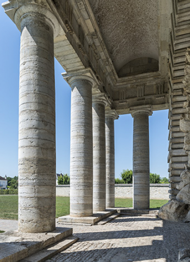 Détail du portique d'entrée. © Région Bourgogne-Franche-Comté, Inventaire du patrimoine Détail du portique d'entrée. © Région Bourgogne-Franche-Comté, Inventaire du patrimoine
