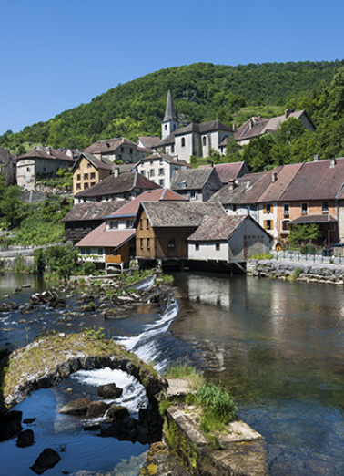 Vue générale, avec le village au second plan. © Région Bourgogne-Franche-Comté, Inventaire du patrimoine